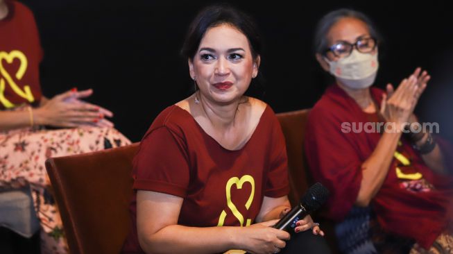 Aktris Ira Wibowo saat jumpa pers film Cinta Pertama, Kedua dan Ketiga di Kuningan, Jakarta Selatan, Selasa (28/12/2021). [Suara.com/Alfian Winanto]