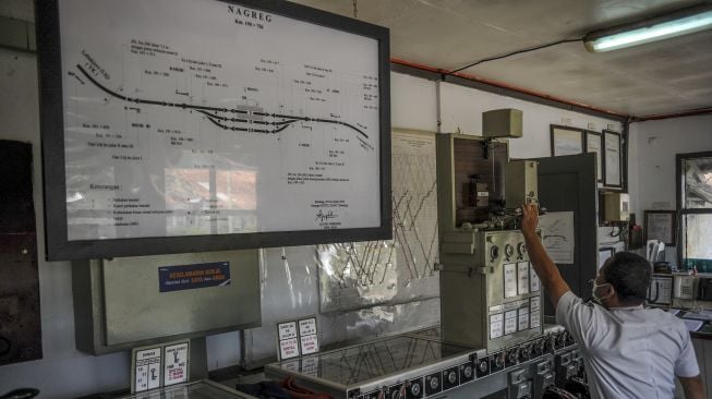 Petugas mengoperasikan sistem persinyalan mekanik di Stasiun Nagreg, Kabupaten Bandung, Jawa Barat, Senin (27/12/2021). [ANTARA FOTO/Raisan Al Farisi]