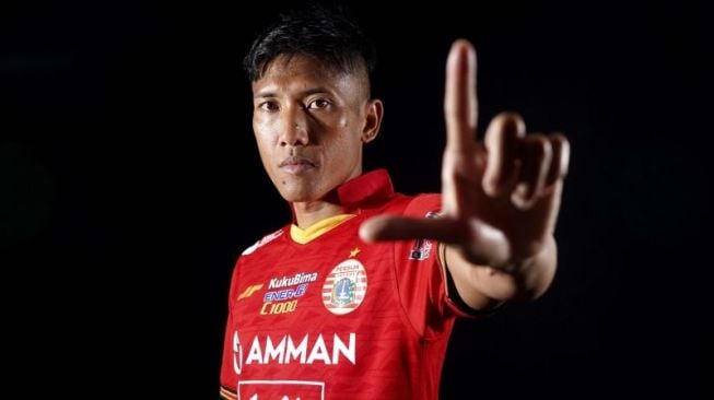 Persija memperkenalkan gelandang barunya, Ahmad Bustomi pada Selasa (28/12/2021). Bustomi, yang direkrut dari Persela, akan memperkuat skuad "Macan Kemayoran" mulai putaran kedua Liga 1 Indonesia 2021-2022. (ANTARA/HO/Persija)