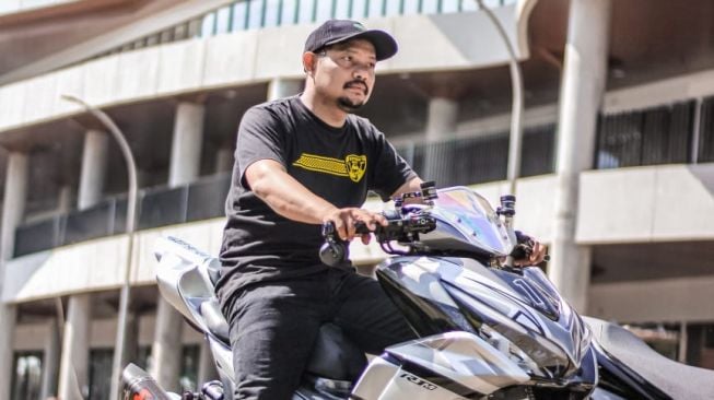 Achmad Untung juara Online Customaxi 2021 kelas Masterclass dengan karya Yamaha Aerox R1M [PT YIMM].