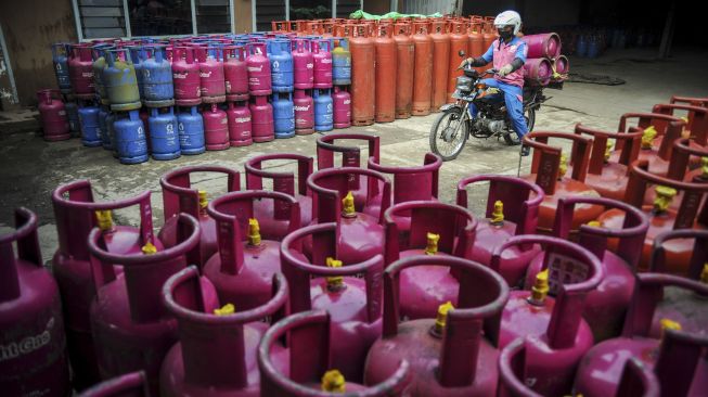 Petugas mendistribusikan gas tabung elpiji nonsubsidi di salah satu agen di Jalan Emong, Lengkong, Bandung, Jawa Barat, Selasa (28/12/2021). [ANTARA FOTO/Raisan Al Farisi]