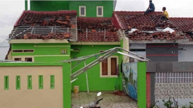 Atap Rumah Warga Cirebon Berterbangan Diterjang Angin Puting Beliung