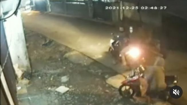 Viral Begal Sadis Di Depok, Bacok Korban Pakai Celurit Berukuran Satu Meter