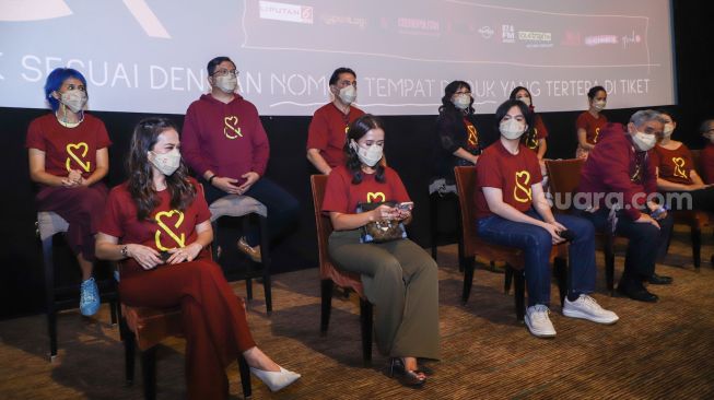 Para kru dan pemain Film Cinta Pertama, Kedua dan Ketiga saat jumpa pers di Kuningan, Jakarta Selatan, Selasa (28/12/2021). [Suara.com/Alfian Winanto]