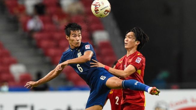 Gelandang jangkar Timnas Thailand, Sarach Yooyen (kiri). [Roslan RAHMAN / AFP]