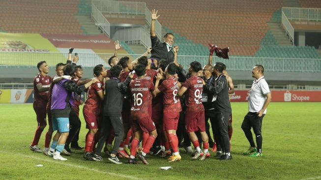 Pelatih Persis Solo, Eko Purdjianto diangkat para pemain dan official usai mengalahkan Dewa United, 2-1 di Stadion Pakansari, Cibinong, Kabupaten Bogor, Senin (27/12/2021). [Media Officer Persis Solo]