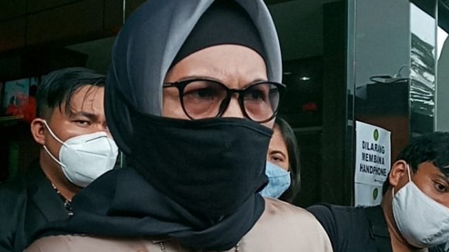 Ibunda Gaga Muhammad, Janariyah memberikan keterangan kepada wartawan usai menjalani sidang sebagai saksi di Pengadilan Agama Jakarta Timur, Selasa (28/12/2021). [Evi Ariska/Suara.com]