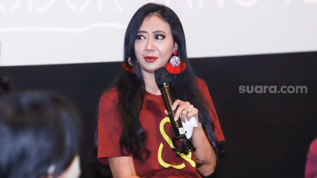 Aktris Asri Pramawati atau Asri Welas saat jumpa pers film Cinta Pertama, Kedua, dan Ketiga di Kuningan, Jakarta Selatan, Selasa (28/12/2021). [Pahami.id/Alfian Winanto]