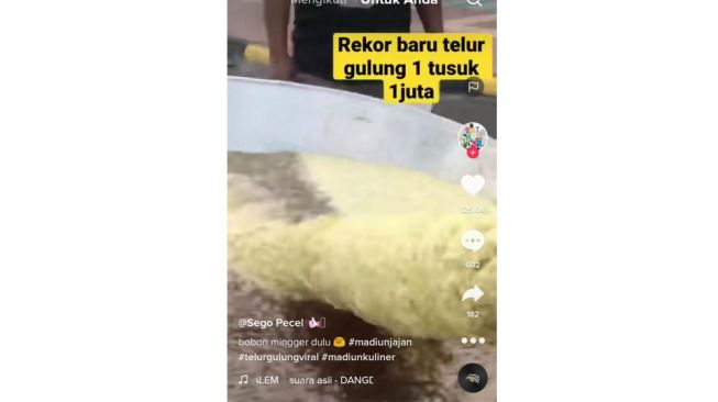 Telur gulung raksasa seharga Rp 1 juta (Tiktok)