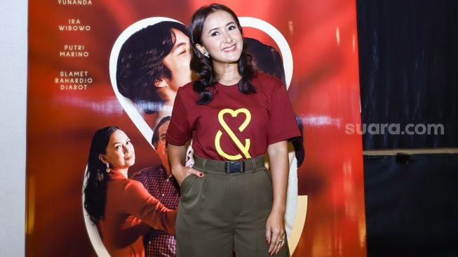 Aktris Widi Mulia saat ditemui usai jumpa pers film Cinta Pertama, Kedua dan Ketiga di Kuningan, Jakarta Selatan, Selasa (28/12/2021). [Suara.com/Alfian Winanto]