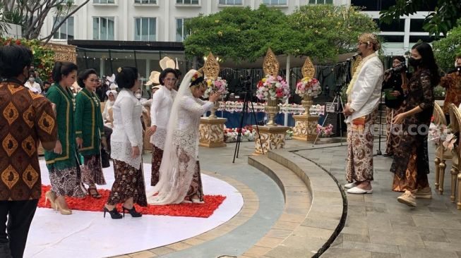 Rangkaian proses pernikahan Roro Fitria dan Andri Irwan yang berlangsung di sebuah hotel di kawasan Kemang, Jakarta Selatan, Rabu (29/12/2021). [Yuliani/Suara.com]