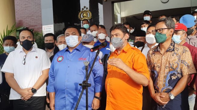 Presiden KSPSI Andi Gani dan Presiden KSPI Said Iqbal memberi keterangan kepada awak media di Polda Banten, Selasa (28/12/2021). [Suara.com/Firasat Nikmatullah]