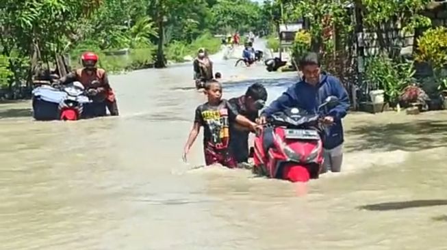 Banjir Parah Landa Lamongan Tak Kunjung Surut, Akses Jalan di 6 Kecamatan Terendam