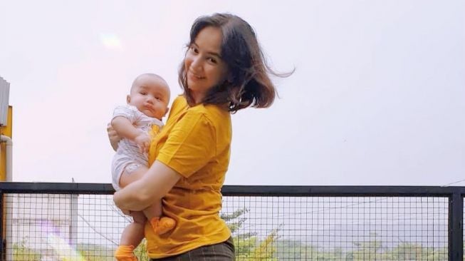 potret Angelica Simperler momong anak. [Instagram/angelicasimp.new]