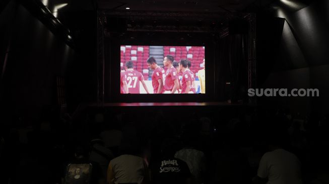 Sejumlah warga menonton laga final leg pertama Piala Asean Football Federation (AFF) Championship antara Indonesia melawan Thailand di M Bloc Space, Jakarta, Rabu (29/12/2021) malam. [Suara.com/Angga Budhiyanto]