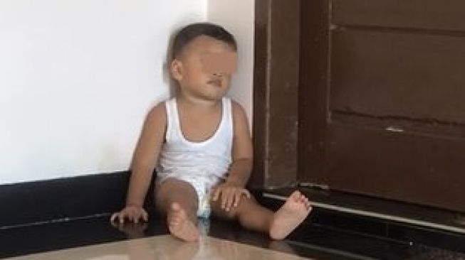 Viral Balita Duduk Termenung di Sudut Rumah, Warganet: Sad Boy Sejak Dini