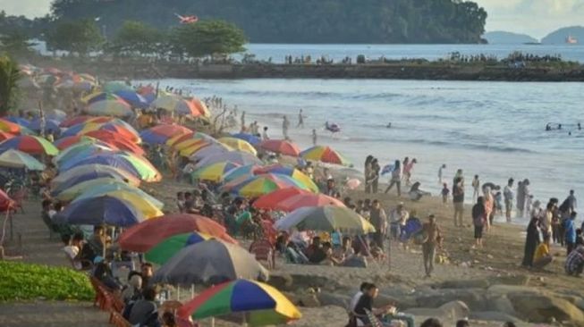 Malam Tahun Baru, Masuk Pantai Padang Wajib Bawa Sertifikat Vaksin Dosis Kedua