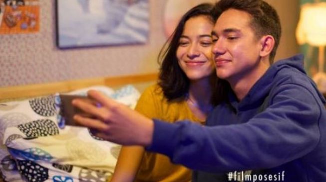 Adipati Dolken dan Putri Marino di film Posesif. [Instagram]