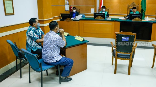 Ayah Bibi Ardiansyah, H. Faisal saat menjalani sidang hak asuh dan perwalian cucunya, Gala Sky Ardiansyah di Pengadilan Agama Jakarta Barat, Rabu (29/12/2021). [Suara.com/Alfian Winanto]