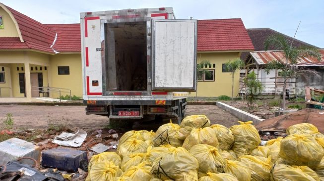 Sampah Medis Hingga Kondom di Dekat SLB Mataram Diangkut 7 Truk, Total 9,1 Ton
