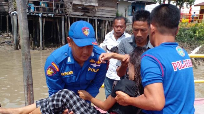 Gadis Coba Bunuh Diri Terjun ke Laut, Diselamatkan Nelayan Karimun dan Satpolair