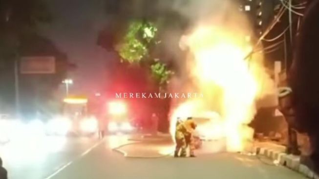 Bawa Penumpang, Angkot Rute Pasar Minggu - Ciganjur Terbakar di TB Simatupang