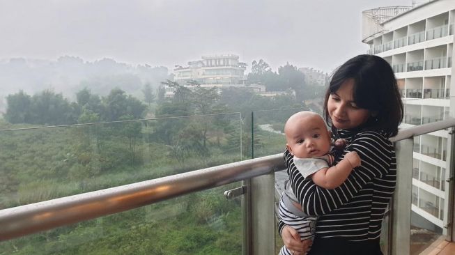 potret Angelica Simperler momong anak. [Instagram/angelicasimp.new]