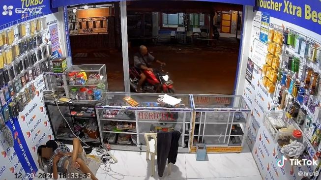 Terekam CCTV, Pria Tertimpa Musibah saat Parkir Motor