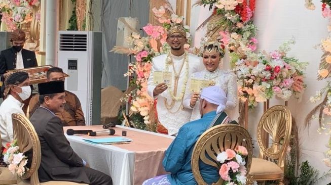 Roro Fitria ist offiziell mit Andri Irwan verheiratet.  Die Hochzeit fand am Mittwoch (29.12.2021) in der Gegend von Kemang, South Jakarta, statt. [Yuliani/Suara.com]