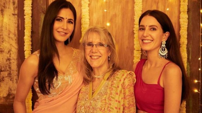 Isabelle Kaif dan Katrina Kaif bersama sang ibu. [Instagram]