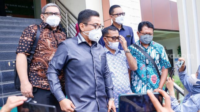 Ayah Bibi Ardiansyah, H. Faisal menemui awak media usai menjalani sidang hak asuh dan perwalian cucunya, Gala Sky Ardiansyah di Pengadilan Agama Jakarta Barat, Rabu (29/12/2021). [Suara.com/Alfian Winanto]