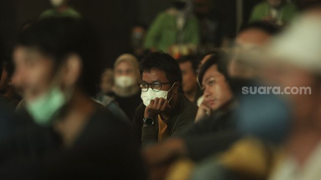 Sejumlah warga menonton laga final leg pertama Piala Asean Football Federation (AFF) Championship antara Indonesia melawan Thailand di M Bloc Space, Jakarta, Rabu (29/12/2021) malam. [Suara.com/Angga Budhiyanto]