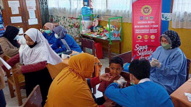 10 Ribu Kelompok Usia Rentan di Sumbar Disuntik Vaksin Dosis Pertama