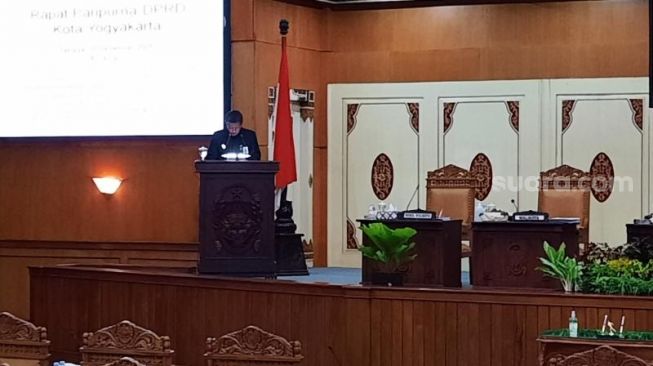 Wakil Wali Kota Yogyakarta Haryadi Suyuti memberi paparan setelah persetujuan Raperda pada Rapat Paripurna di Kantor DPRD Kota Yogyakarta, Selasa (28/12/2021). - (SuaraJogja.id/Muhammad Ilham Baktora)