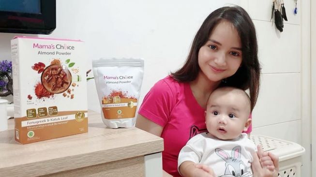 potret Angelica Simperler momong anak. [Instagram/angelicasimp.new]