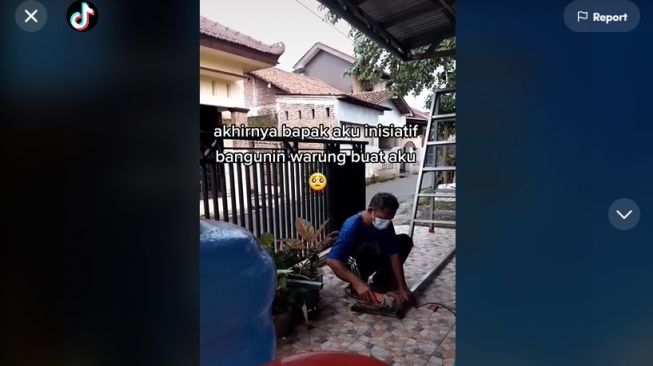 Jualan Sosis Bakar, Perempuan Ini Terharu Lihat Perjuangan Sang Ayah Membantunya