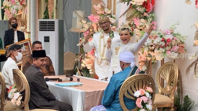 Roro Fitria resmi menikah dengan Andri Irwan. Pernikahan digelar di kawasan Kemang, Jakarta Selatan, Rabu (29/12/2021). [Yuliani/Suara.com]