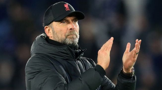 Manajer Liverpool, Jurgen Klopp memberikan aplaus pada suporter pada laga Liga Inggris kontra Leicester City di King Power Stadium, Leicester, Rabu (29/12/2021) dini hari WIB. [LINDSEY PARNABY / AFP]