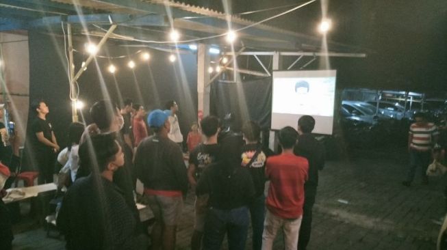 Nobar Laga Final AFF, Warga Pal Merah Kompak Nyanyikan Indonesia Raya