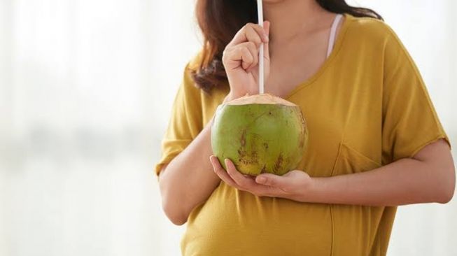 Tanya dokter ibu hamil minum air kelapa. (freepik)