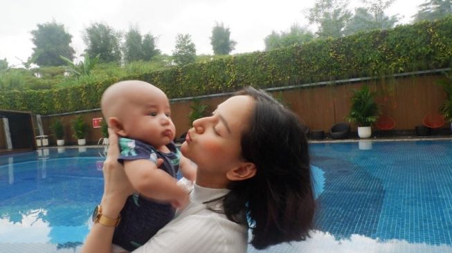 potret Angelica Simperler momong anak. [Instagram/angelicasimp.new]