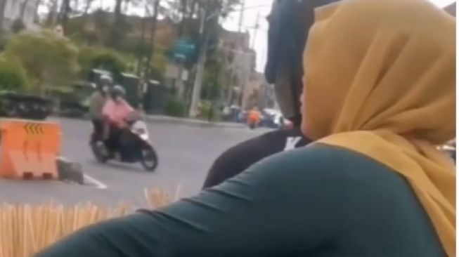 Viral Emak-Emak 'Kebal' Bonceng Motor Disorot Publik, Barang Bawaanya Bikin Publik Melongo