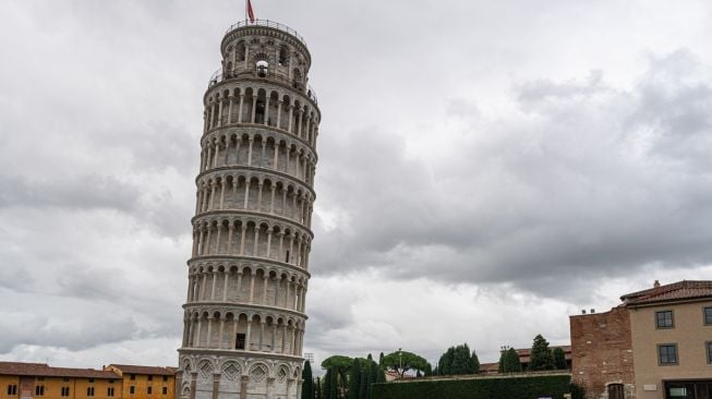 Kenapa Menara Pisa Berbentuk Miring?