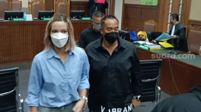 Nia Ramadhani dan Ardi Bakrie kembali menjalani sidang narkoba di Pengadilan Negeri Jakarta Pusat, Kamis (30/12/2021). [Evi Ariska/Suara.com]