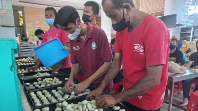 Sejumlah pekerja Bakpia 25 sedang membuat adonan bakpia di dapur. (SuaraJogja.id/Rahmat Jiwandono) 