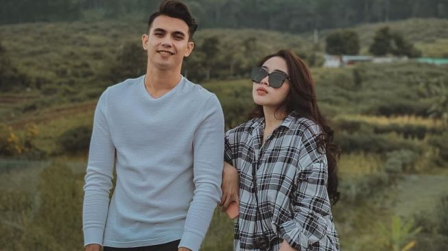 Potret Nadeo Argawinata bareng Istri (Instagram/@destiarasarii)