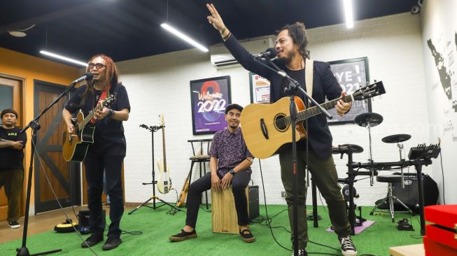 Aksi panggung Band Coconut Treez saat tampil di kantor redaksi Suara.com di Kuningan, Jakarta Selatan, Kamis (30/12/2021). [Suara.com/Alfian Winanto]