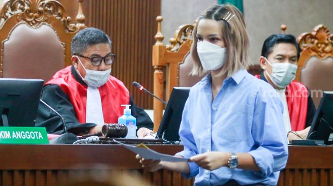 Aktris Nia Ramadhani saat menjalani sidang kasus narkoba yang menjeratnya di Pengadilan Negeri Jakarta Pusat, Kamis (30/12/2021). [Suara.com/Alfian Winanto]