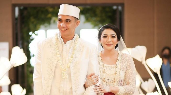 Potret Nadeo Argawinata bareng Istri (Instagram/@destiarasarii)