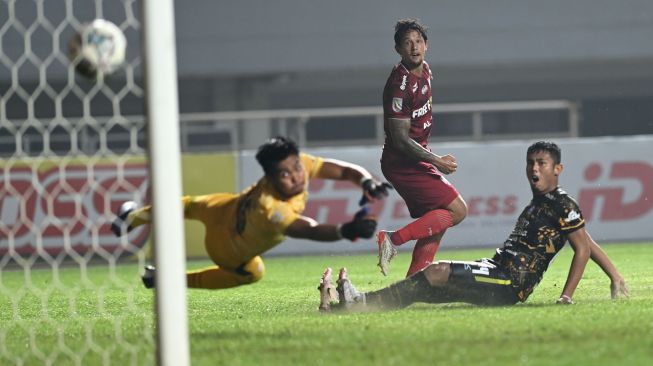 Pesepak bola Persis Solo Irfan Bachdim (tengah) menembakkan bola ke gawang Rans Cilegon FC dalam Babak Final Liga 2 di Stadion Pakansari, Cibinong, Kabupaten Bogor, Jawa Barat, Kamis (30/12/2021). ANTARA FOTO/Aditya Pradana Putra/pras.